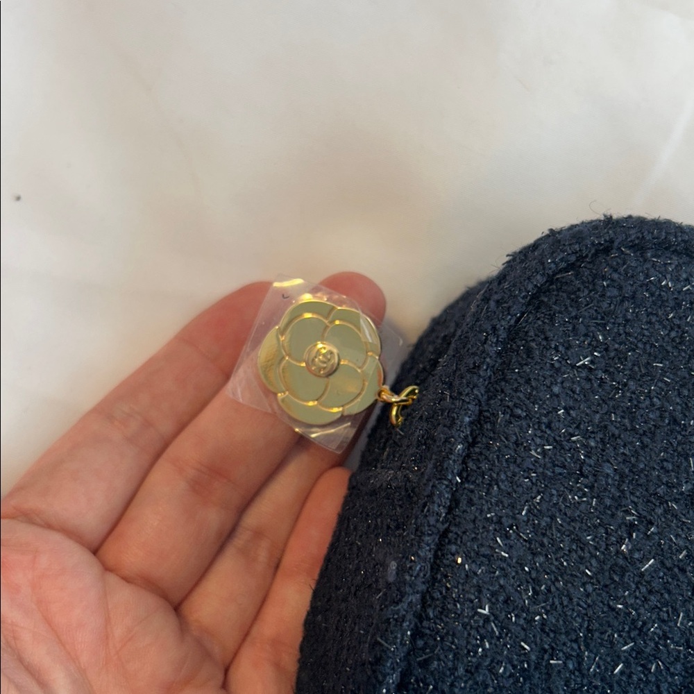 Chanel Beauté Navy Blue Tweed Cosmetic Pouch - Gold VIP Gift NEW in Box - Picture 2 of 10